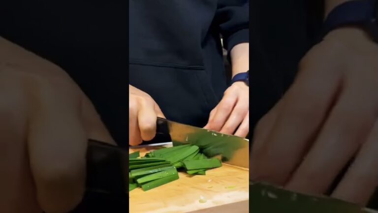 【おうちごはん】春キャベツで食べるもつ鍋。詳細はYouTubeにて👩‍🍳#shorts #おうちごはん #料理