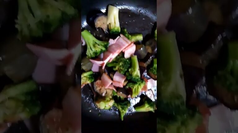 あげなす🍆ブロッコリー、ベーコンをごま油、ケチャップ、塩こしょうで炒めます😃