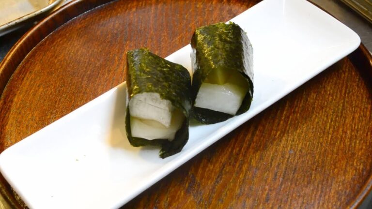 新しい餅の食べ方、お餅とカマンベールチーズの海苔巻きの作り方　　How to make a toasted rice cake with camembert cheese