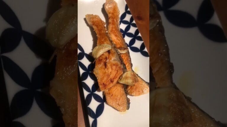 鮭を焼く時は必ずニンニクも一緒に。