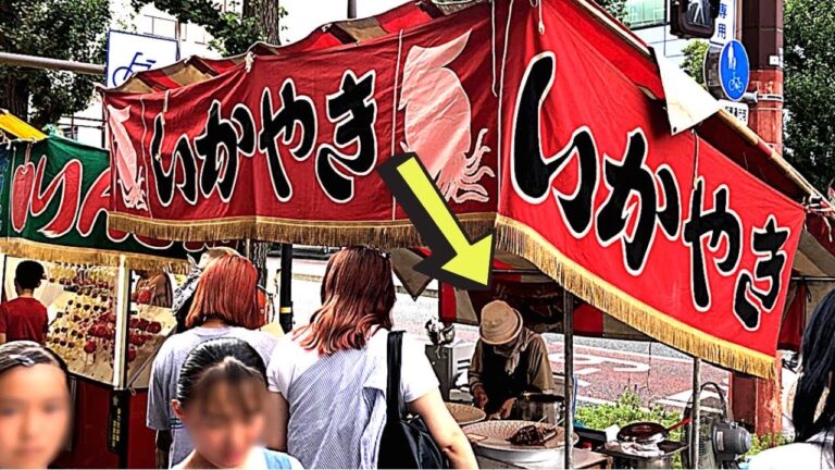 おばあちゃんが作る"イカ焼き"屋台。 "Ikayaki" stall made by grandma