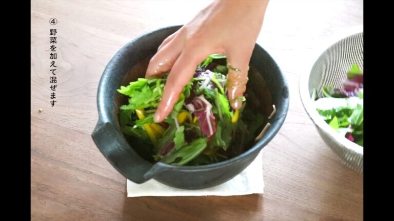 すり鉢で作る「そばサラダ」 　 Making soba-salad with  suribachi（Japanese mortar）