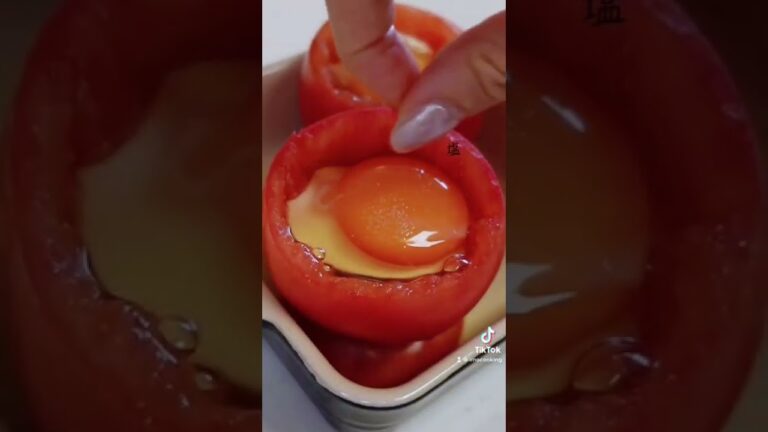 トマトに卵を入れるだけ【簡単だけどリッチな朝に】