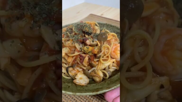 【簡単パパ飯】魚介たっぷり。海鮮トマトパスタ#shorts