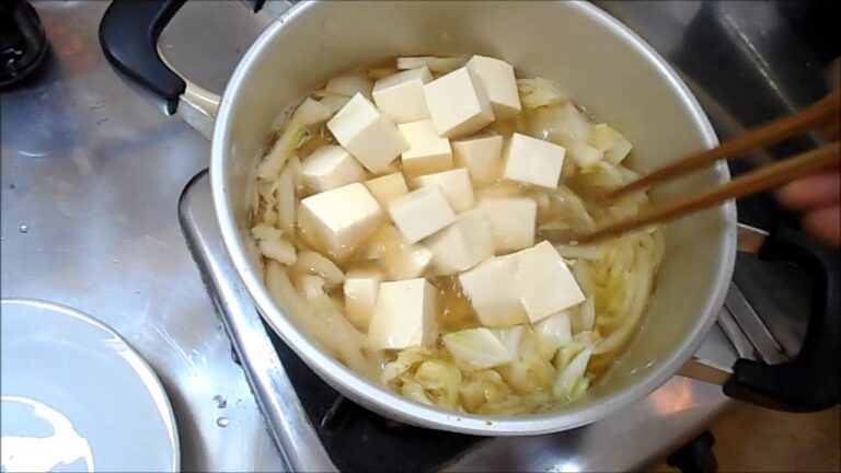 豆腐と野菜のスープを作る