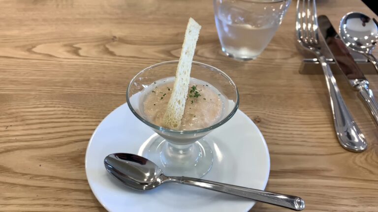 フランス食堂OGUCHI  ランチ 一品目 小さな一皿 玉ねぎのムース お待ちどうさま