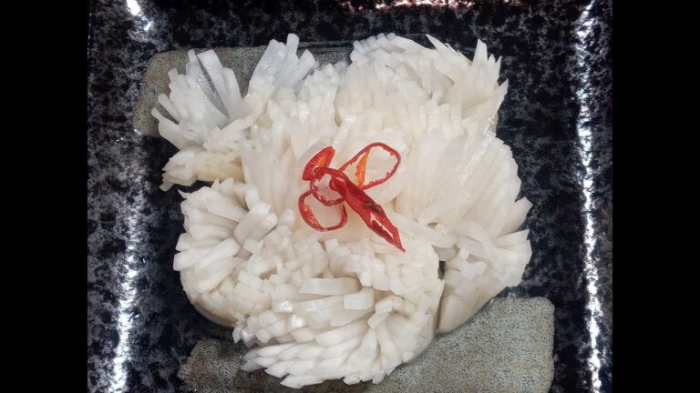 和食の華　菊花カブの甘酢漬け（Flower of Japanese food  In sweet vinegar of chrysanthemum turnip）