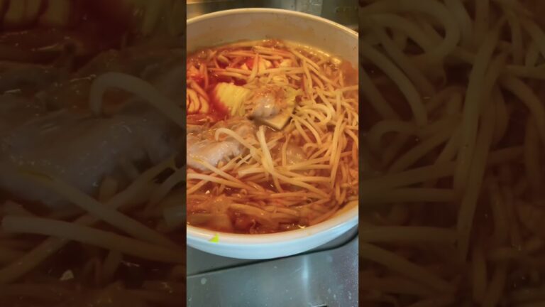 急に辛い鍋が食べたくなり、昼から鍋。最高の人生だ。