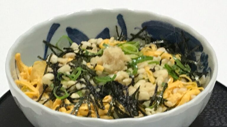 100円　冷やしうどん　錦糸卵に青ネギ　天かす　新しょうが　　夏に美味しい　ちらしうどん