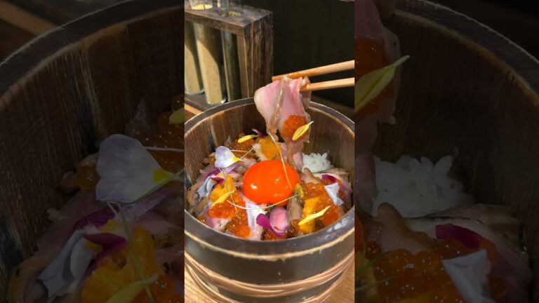 鴨肉にいくらウニが贅沢に乗ったひつまぶし丼が最高！