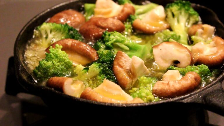 【牡蠣と椎茸のアヒージョ】味付けは塩だけ。魚介を使った場合は味付けは塩だけでも結構いけます。