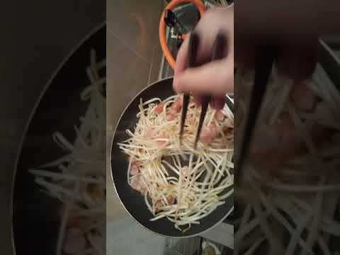 もやしとウインナーとベーコン炒め