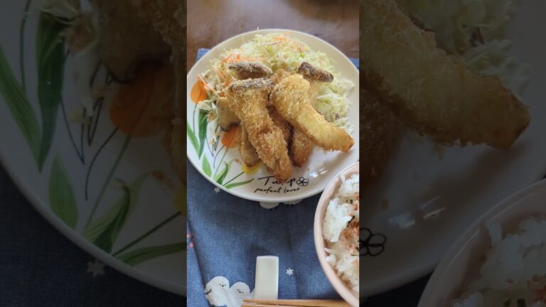 エリンギフライ（オーロラソース付けて）サラダ付き、ワカメと高野豆腐のお味噌汁