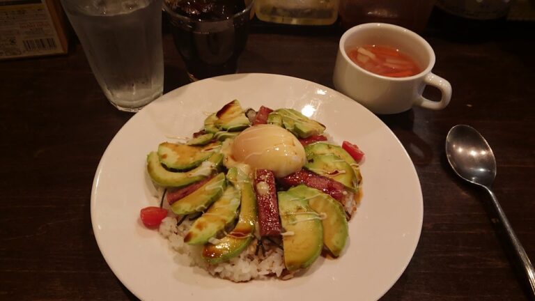 神保町「アボカフェ」のやみつきアボカドスパム丼