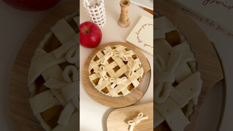 材料4つ キャラメルリボンアップルパイ🍎 #キャラメル #アップルパイ #パイシート #冷凍パイシート #お菓子作り #簡単スイーツ #簡単おやつ #簡単レシピ #applepie #パイ #りんご