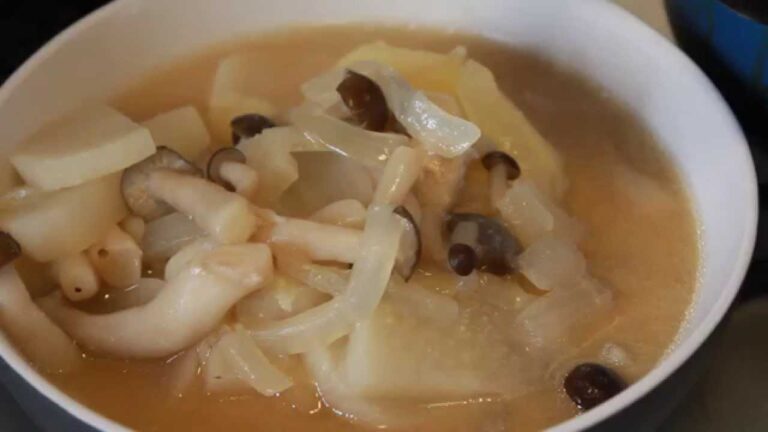 シメジの味噌汁盛り付け