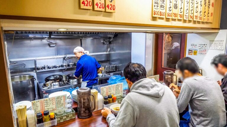 止まらないチャーハンラッシュ！朝５時仕込みのボリューム満点定食を求めて働く男とサラリーマンで満席の中華食堂。