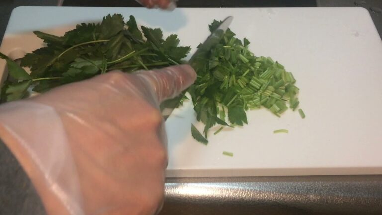 [一人暮らし節約レシピ]みつばの切り方を分かりやすく説明！！