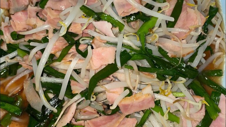 ベーコン、ニラ、もやしを黒胡椒で炒めて食す