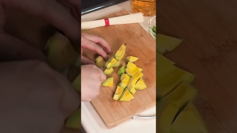 そうめんがイタリアンに⁉️『アボカドクリチそうめん』の作り方🍳 #shorts #料理 #時短