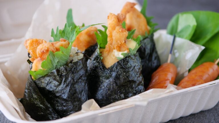 【飯粒がふわっとしているからうまい♡唐揚げ三角おにぎらず】「好きな具材で簡単絶品」外ランチにもいい♪「まるめし」 | Fried chicken  rice balls