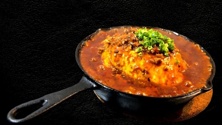 肉あんかけをふわふわ卵の上にブチまけた 卍男飯卍【鉄板肉あんかけ天津飯風】