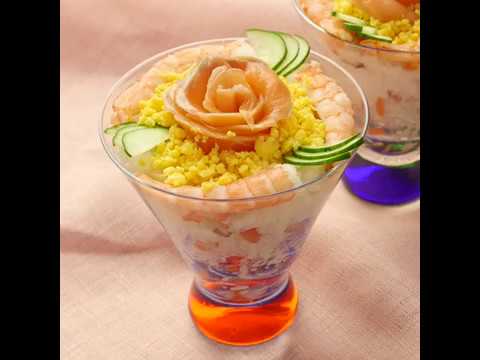 スモークサーモンでバラの花のカップ寿司