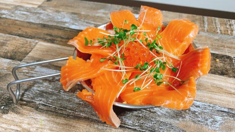 ［ダイソーメスティン］鮭フレークの炊き込みご飯でサーモンとイクラのオレンジ丼