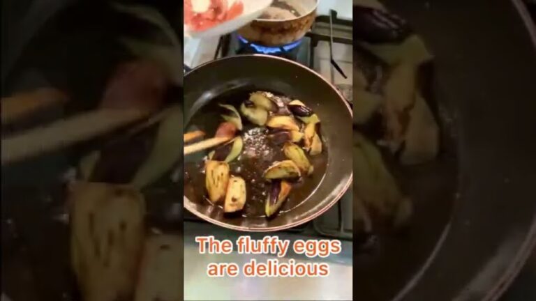 （ヘルシー料理）なす、ウインナー、トマト、卵の白だし炒め。stir fry.