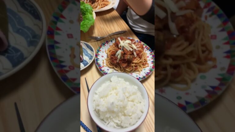 ナスとツナのトマトスパゲッティ🍅ひき肉をサンチュ🥬で！ピーマン🫑の炒め物！桜餅。キュウリと新玉ねぎのサラダ👍では！幸せの時間❗️いただきまーす😊