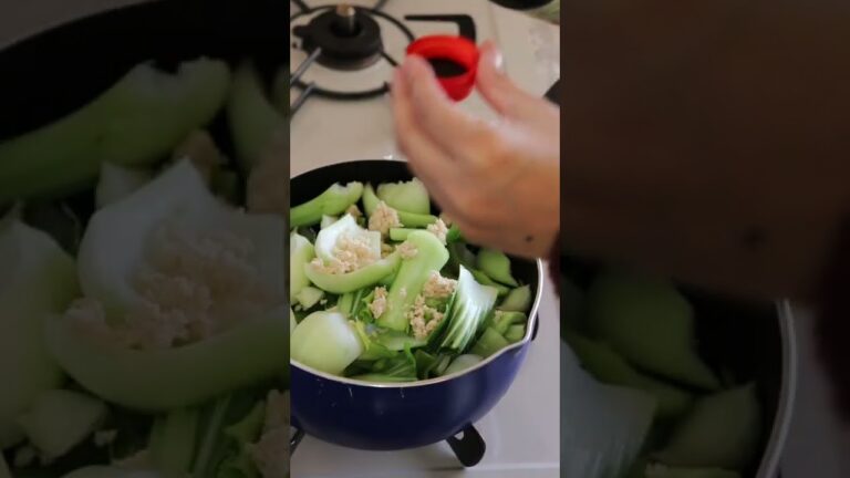 大根とチンゲン菜の煮物を作る碇シンジ