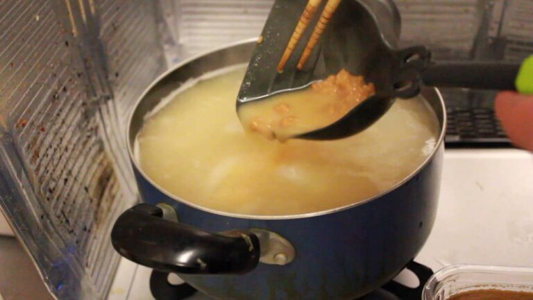 大根の味噌汁　味噌を入れる