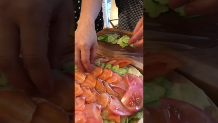 新鮮なサーモンと野菜の生春巻き