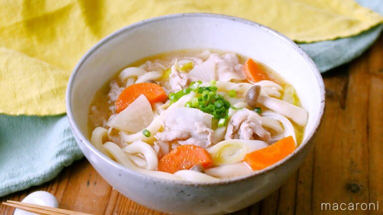 【豚汁うどん】ほっこりした味わい！野菜たっぷりで栄養満点♪｜macaroni（マカロニ）