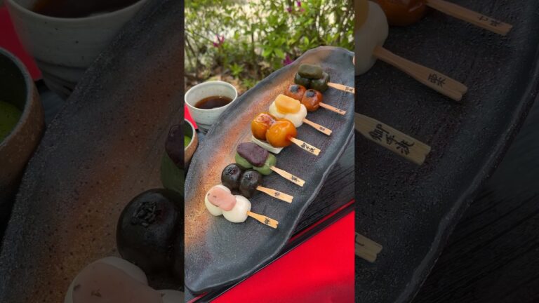 7種類ものお団子を食べ比べできるお団子セットが最高！京都らしさを満喫できるテラス席もあるよ。