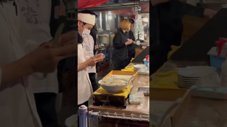 🟥カリ‼︎ジュワ‼︎餃子 🥟めっちゃ#美味しい ☺️#高知 名物#屋台 #餃子 ‼️#安兵衛 🥟‼️焼きと言うより揚げ餃子に近いかな☺️カリッとジューシー‼︎👍