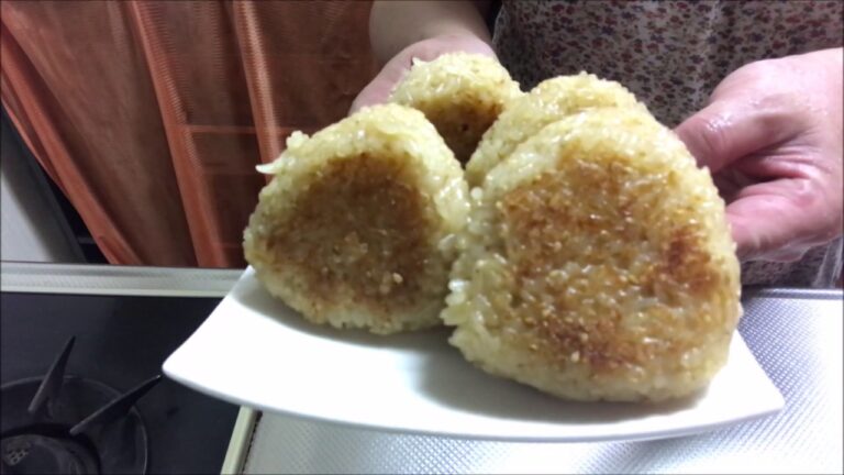 朝ご飯　ご飯余ってませんかぁ？ごま油香る焼きおにぎり