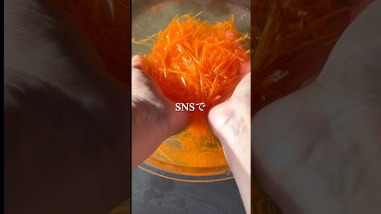 10万人が保存した美味しいサラダで使っているのがこのスライサーです。コレ万能すぎて、投稿するたびにどこのスライサーですかって聞かれます #サラダ #料理レシピ #料理動画 #にんじん#ラペ#貝印