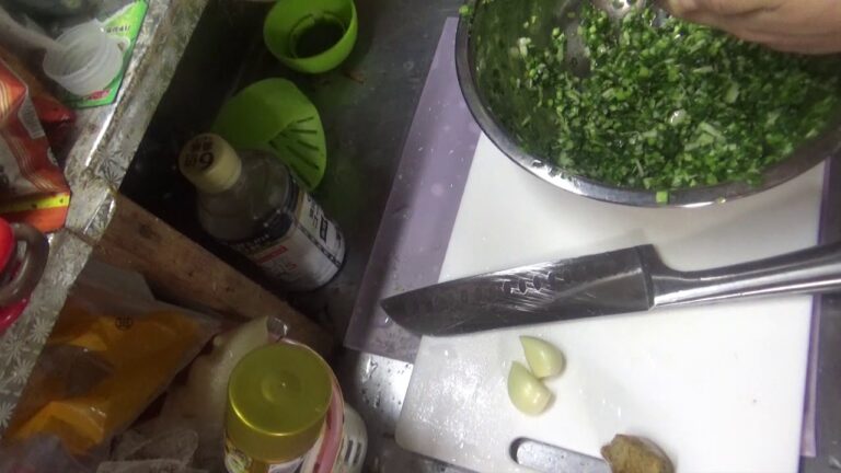 牛肉ニラたっぷり餃子のタネ作ります☆