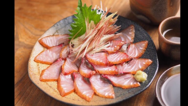 ブリの漬け刺身、刺身用ブロックのまま漬け込みます。