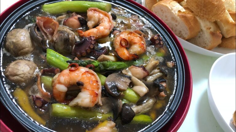 【旨味凝縮！】タコとマッシュルームと海老とベーコンともろもろアヒージョ【贅沢】