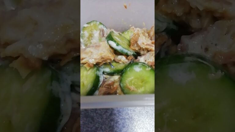 サバ味噌缶和え物　マヨネーズときゅうりのだし醤油漬けと和えて　サバの硬い骨は取ってほぐして入れます。きゅうりの塩もみも良いかも