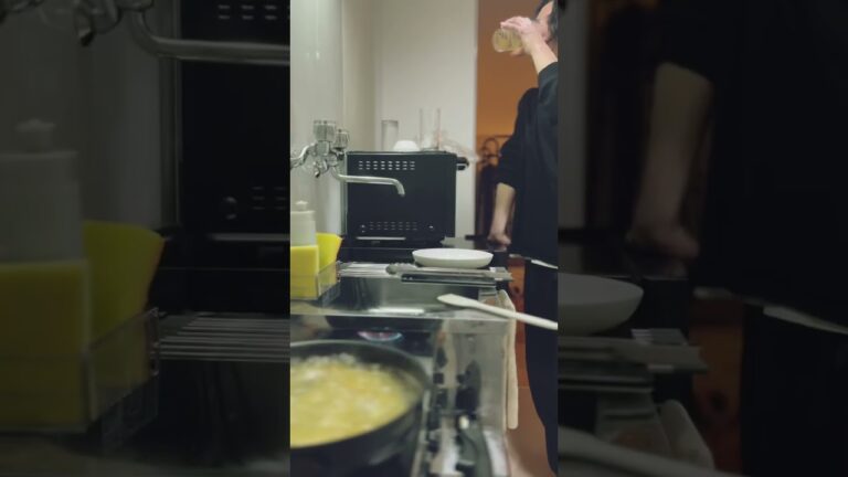 冷凍シーフードでオイルパスタ(白ワイン入れすぎた) #Shorts