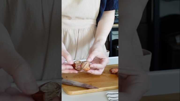 簡単すぎてびっくり！硬い栗の皮を手で簡単にむく方法🌰#shorts