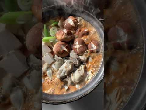 ぐつぐつ煮込む鍋【キムチ鍋】