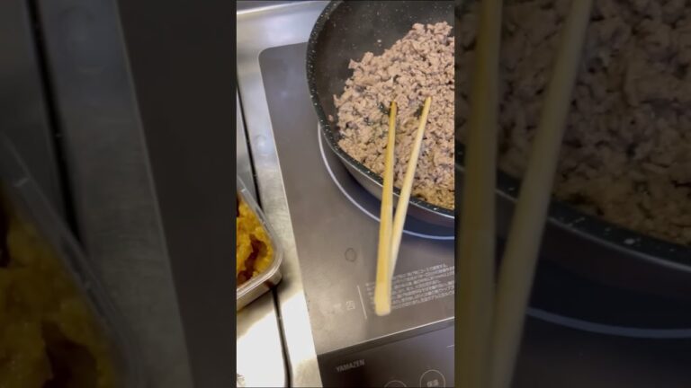 300gの挽肉から肉味噌を作り、(1)2/3はお弁用  (2)残1/3で、先程圧力鍋で作った里芋と肉味噌煮にしました。ぜひお試しください。