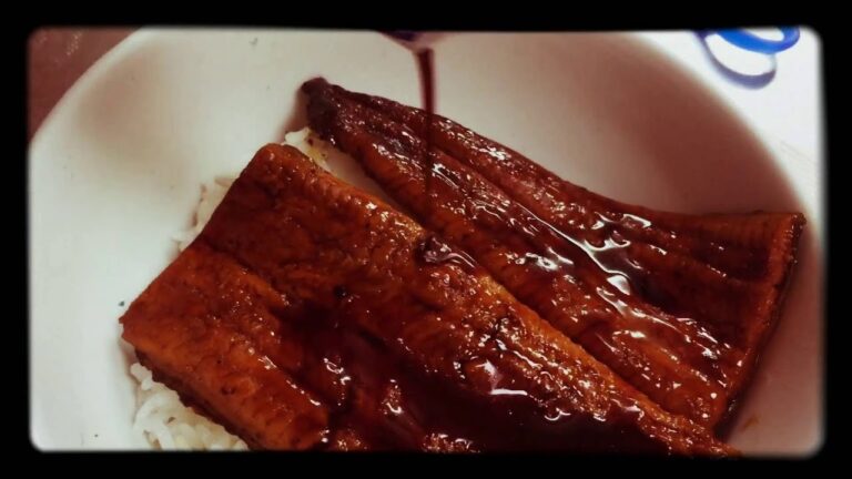 鰻丼 タレ掛けてます