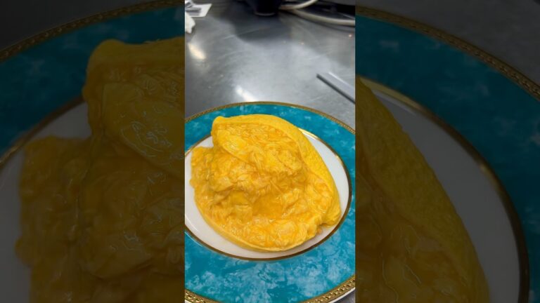 日本一のオムライスが1週間だけ東京に登場🍳目の前でカットするカマンベールオムとソースかけ放題のぱっかーんオムの2種類！#shorts #東京グルメ #japanesefood #新宿 #egg
