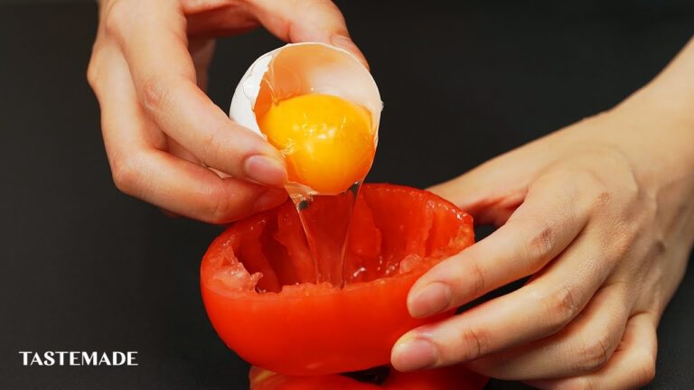 【丸ごとくり抜いて有効活用】トマトオムレツ🍳 #Shorts