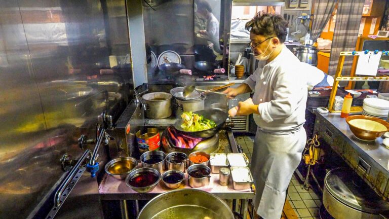 厨房をブン回すワンオペ店主のボリューム中華に注文が止まらない！